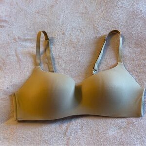 Love by Gap Live-In Pretty Wireless Demi bra 34B cream convertible straps